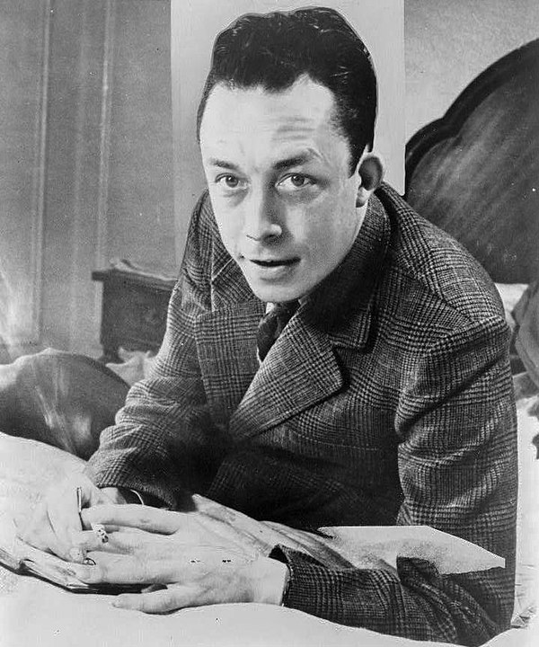 600px albert camus, gagnant de prix nobel, portrait en buste, posé au bureau, faisant face à gauche, cigarette de tabagisme